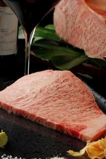 Teppanyaki Ginza Hotaru - 【鹿児島県産 黒毛和牛】　きめの細かで柔らかい肉質と、バランスの良い霜降り肉は鹿児島県の温暖な季候と豊富な牧草が生んだ食肉の芸術品とまで言われております。
