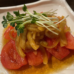鶏's - 鶏's(自家製玉ねぎドレッシングのトマトサラダ)