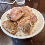 むらもと - ご飯に刻みチャーシューを乗せて