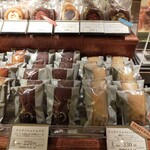 パティスリー カフェ デリーモ  梅田店 - フィナンシェブロンドキャラメル　こっちはそこまでブロンドチョコは強くなく…。