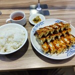 Bamiyan - メガ餃子定食。