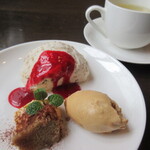 三日月 - セットのハーブティーと、200円プラスでヌガーグラッセ