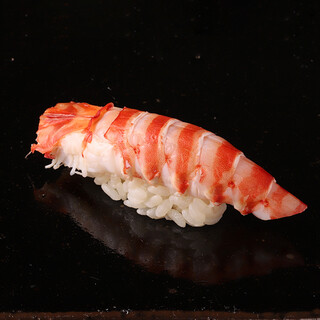 Hold a lively delicacy. Enjoy traditional Sushi made with carefully selected ingredients.