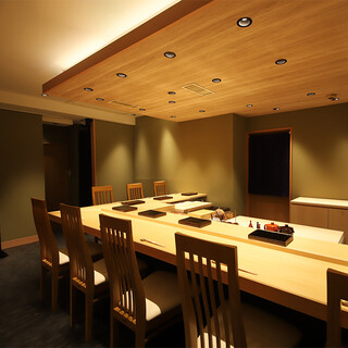 High-quality counter seats. Experience the realism of Edomae cuisine and the hospitality of our chefs.