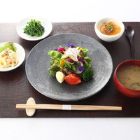 ランチメニューの最初の「小鉢・サラダ」