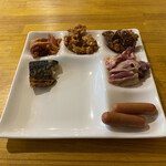 飯場めし - お皿は1人一枚。