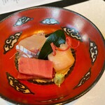 なだ万 シャングリ・ラ ホテル 東京店 - 本鮪　縞鯵 帆立　青利烏賊 土佐醤油