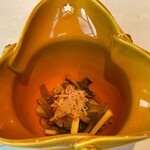 なだ万 - 花山葵酢浸し 帆立昆布締め 針ラディッシュ