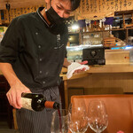 肉の変態集団 疾風ホルモン - 赤ワイン　ドボドボ〜