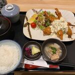 魚はち - 妻が頼んだエビフライ定食は１３８０円。