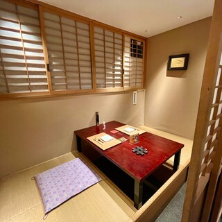 個室は小上がり4名様のみの対面席になります。
                                          電話予約のみになります。