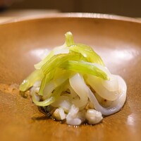 ひがしやま 司 - ふきとイカをしゃりのお粥に仕立てて。