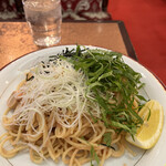 Kafe and oresutoran danwashitsu nitokyo - イカと青じそのタラコスパゲティ８９０円。白髪ネギ、青じそ、海苔が絶妙なバランスで、タラコの旨味を引き出します（╹◡╹）
