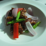 中国料理 「チャイナブルー」 - 高麗豚肉のクリスピーをシンガポール醤油で炒めて