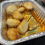 キンキン麦酒とプリッと小腸 近江牛畜産あさひ - 焼きニンニク