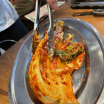 キンキン麦酒とプリッと小腸 近江牛畜産あさひ - キムチ