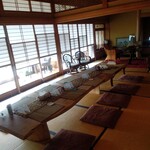 陽なたぼっこ - 本日は閉鎖中の座敷。本当はここで日向ぼっこしながら食べたかったのだが