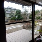 陽なたぼっこ - 春の庭の様子