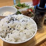 Obon De Gohan - スペシャルコンボ定食　1380円（ごはんとお味噌汁おかわり自由）
                      国産牛のりんご生姜焼き＆北海道帆立フライ味噌タルタル定食