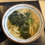 叶屋 - わかめうどん小。しかしこれが全然小じゃなくてすごいボリューム