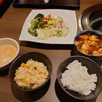 Kanno Kaze Yakiniku Shokudou - 私が選んできた惣菜・サラダ・スープとご飯・五目炒飯