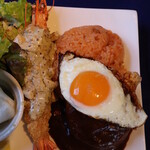 薫月 - 煮込みハンバーグ、有頭大海老フライ、ケチャップライス(2022年3月)