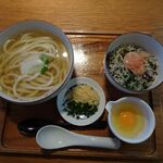 讃岐うどん　志成 - かけうどん＋生卵＋じゃこご飯