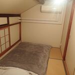 町家ゲストハウス三輪 - 泊まったお部屋　町家の屋根裏的な、天井のひくいとこが穴蔵感あってここちいいですミャ