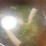 町家ゲストハウス三輪 - ●お味噌汁　わかめとぶなしめじ、やや薄味ですミャ