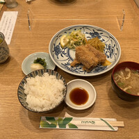 新宿割烹 中嶋 - フライ定食８８０円。付け合わせのコールスロー、もやしのカレー風味も丁寧な仕上がりです（╹◡╹）。ご飯が温かくなかったのが残念でした。。。