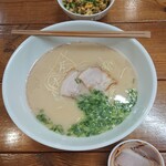 麺謹製3L's - らーめん(ばりかた)、トッピング(にく)、ふつうのからしたかなのガーリックチャーハン