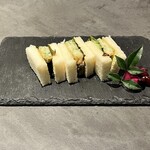 Sapporo Namabiru Kuro Raberu Za Ba - 今月の銀座サンドは日本料理の銘店「穂の花」さん監修の「帆立貝生青海苔しんじょう」のサンドイッチです。帆立貝と旬の生海苔をすり身にして揚げています。風味豊かな4月の銀座サンドをお楽しみいただけます。