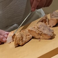 鮨 なんば 日比谷 - あん肝をさばき、食せないレベルの部分をそぎ落とす