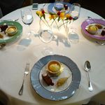HOTEL DE MIKUNI - デセールの皿の色も、各自で色違いです