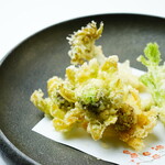 越後一会 十郎 - 春の香り山菜の天ぷら盛り合わせ