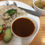 ピラブカウ - ランチ「カオマンガイ」はスープ付き、税込750円！美味しいです。