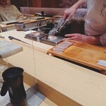 鮨 由う - のどぐろの皮を炭で焼く実演