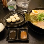 あらじん - ご飯ともちもち餃子と濃厚味噌豚骨ラーメン特盛