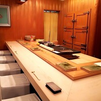 すし いわお - 店内