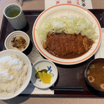 Yawarakatonkatsu Kirakuya - 厚切味噌かつランチ900円(税込み)ご飯(中)みそ汁・キャベツ(一回のみ)おかわり無料　平日11時〜14時半までのサービスメニューみたいです。