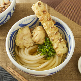 揚げたての天ぷらをのせたボリューム満点「とりちくわ天うどん」