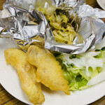 華風料理一芳亭 - 手前が豚天♡アルミホイルに包まれたのが野菜炒め！！