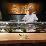 天寿し - 客にはやさしいが，店のものには少し厳しそうな大将