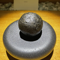 隼 - 【漆黒】雲丹、鳥もも肉、海老、いぶりがっこなどを詰めた五目揚げ餅。