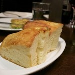 wine&fun bistro en - 焼き立てフォカッチャ