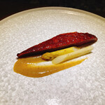 隼 - 【酢味噌】青森産の銀の鴨。香港式の身も食べる北京ダックの技法。