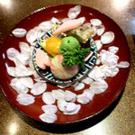 日本料理 梅元 - つきだし
            周りは桜の花
            緑色は豆を濾したもの
