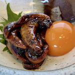 Machida Unagi Ryuuboku - 割きたての肝焼き
                        添えてある卵の黄身を肝焼きと一緒にとろーり混ぜて、いただきま〜す♪
                        くぅー美味しい、美味しすぎます！！
                        肝の苦味に甘辛なタレ、そして濃厚な黄身、これはほんとやばいです！