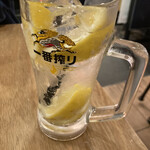 Kushikatsu Dengana - 一杯目のビールは写真撮る間も無く呑んだ。しかもクーポンで1杯タダ！2杯目からはめちゃレモンサワーにしその後はホッピーと同じ中だけ頼めば安く呑める。
