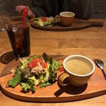 Ruche Kafe - サラダとスープが木製プレートで登場。
